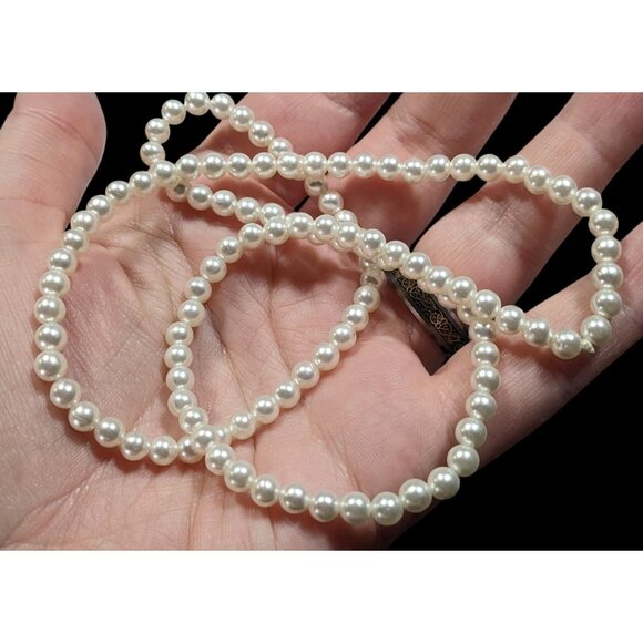 Casual Lightweight White Faux Pearl Necklace - Picture 3 of 6